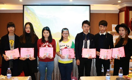 正航儀器7名獲得年度職工榮譽稱號的員工合拍照片